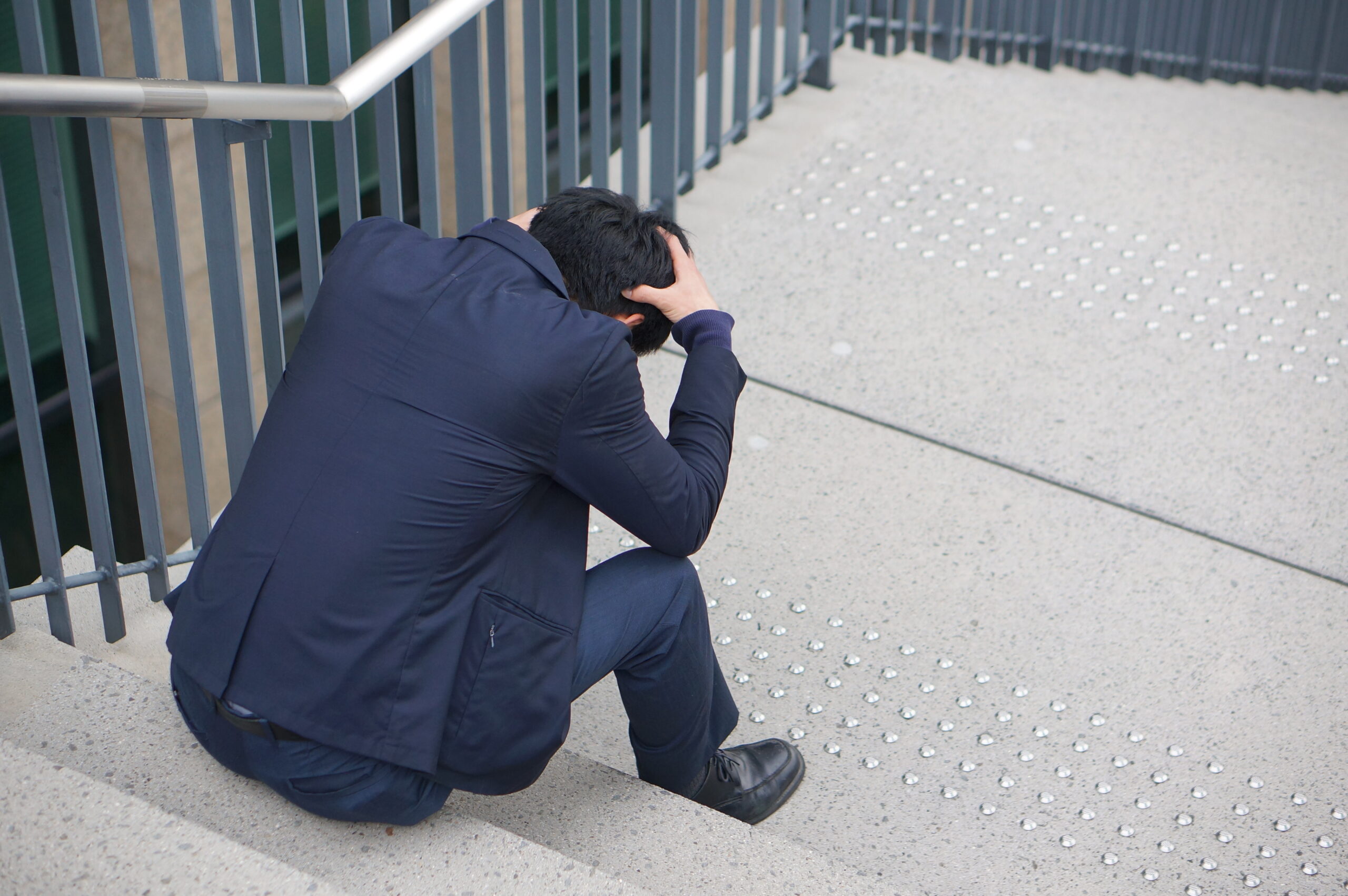 トラブルに悩む男性